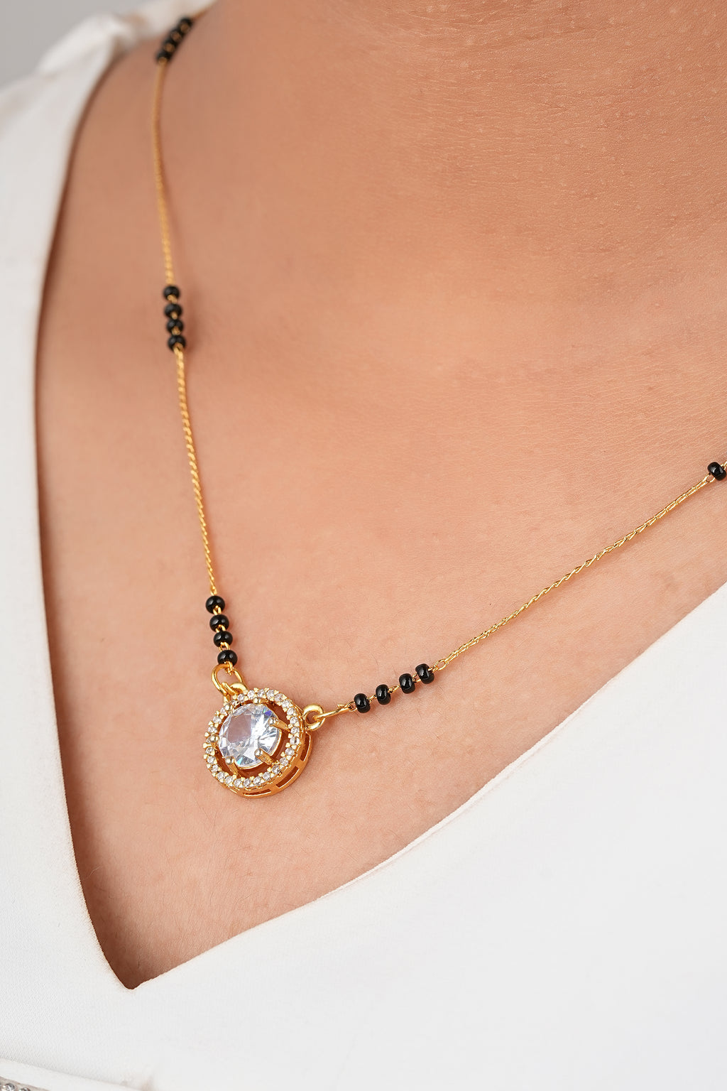 Halo Solitaire Mangalsutra - detail view
