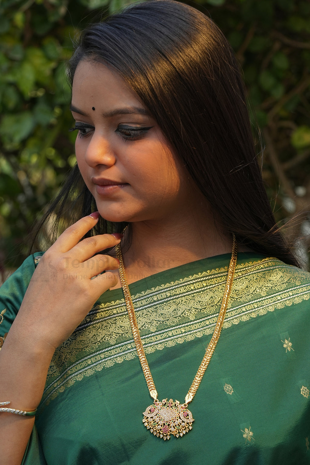 Grand Traditional Motif Pendant with Square Mesh Chain