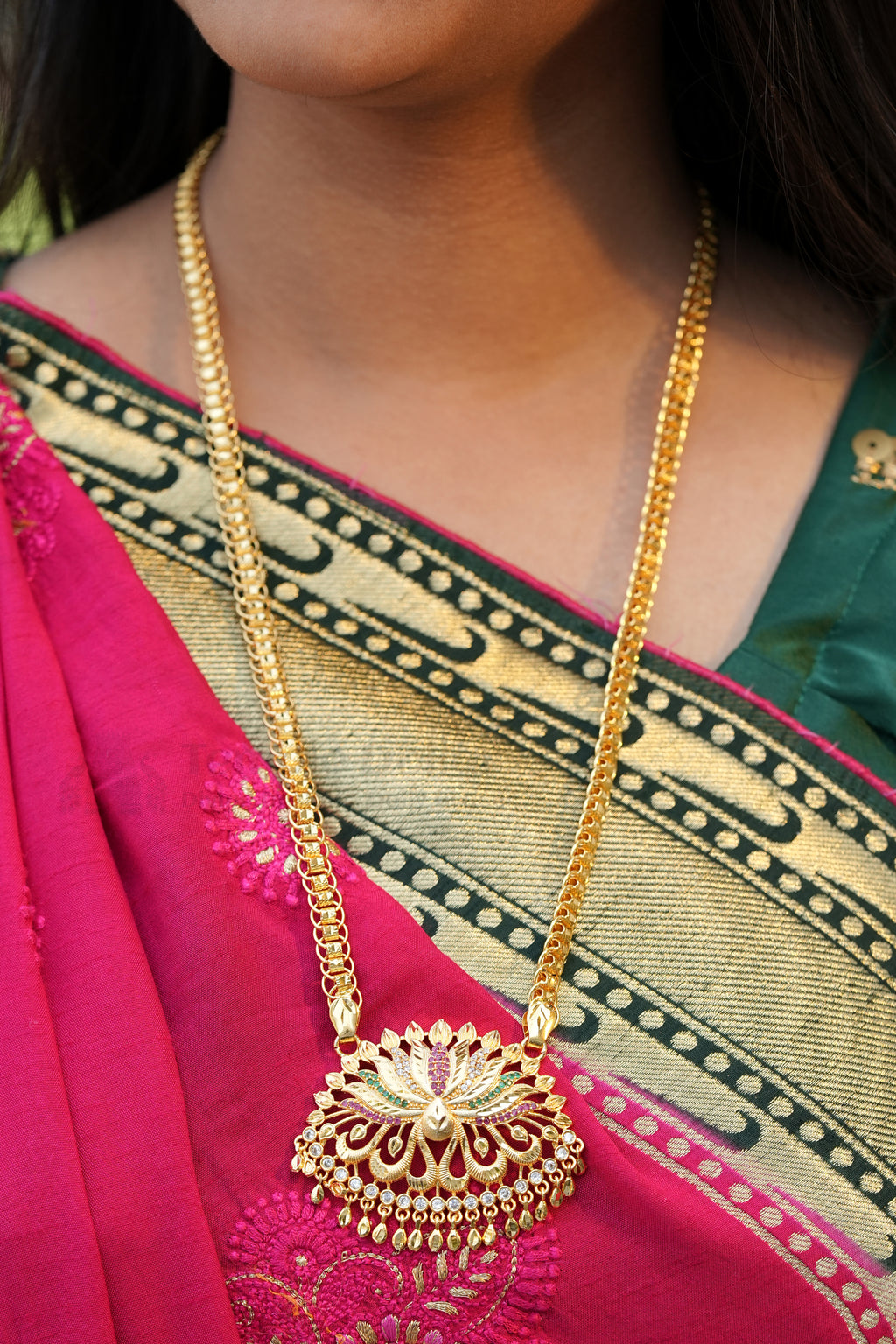 Lotus Paisley Textured Pendant with Fancy Box Chain