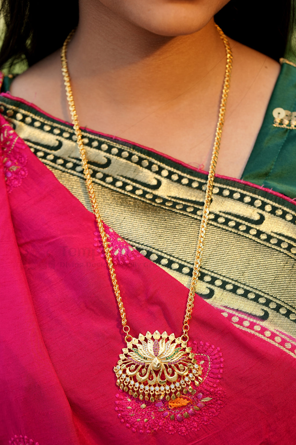 Lotus Paisley Textured Pendant with Square Mesh Chain