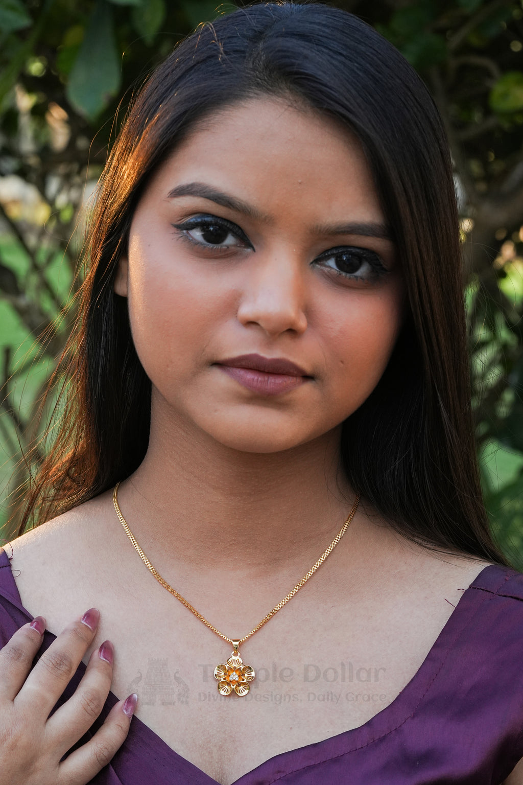 Open Petal Minimal Gold Pendant