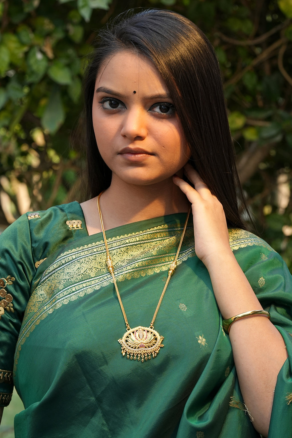 Oval Lotus Pendant with Designer V-Link Chain