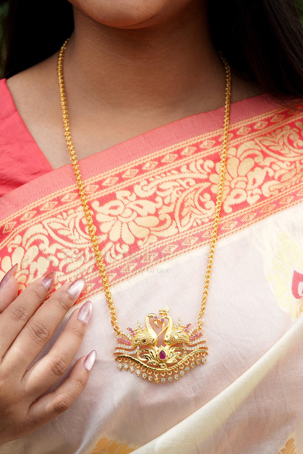 Twin Swan Textured Pendant with Fancy Box Chain