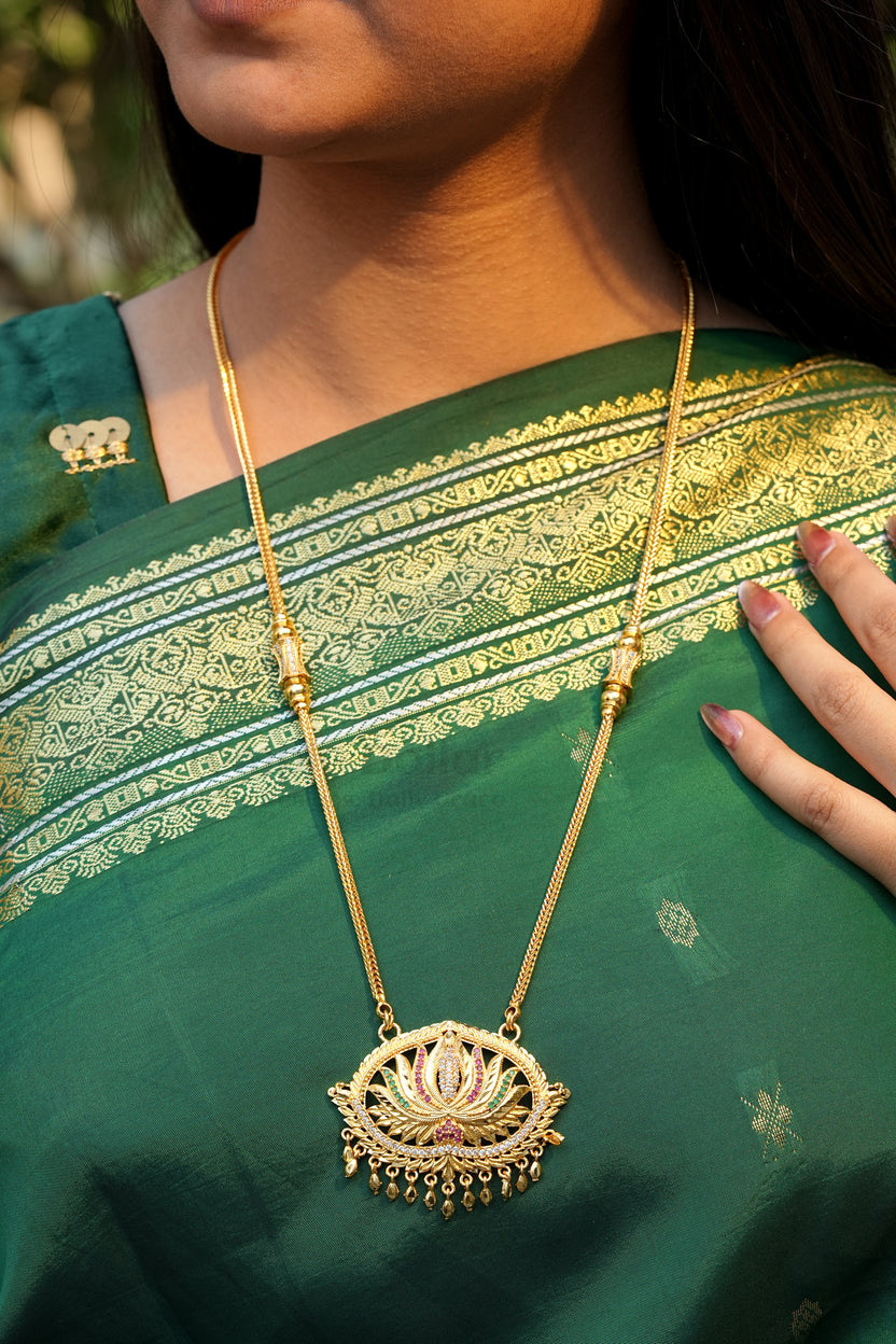 Oval Lotus Pendant with Designer V-Link Chain